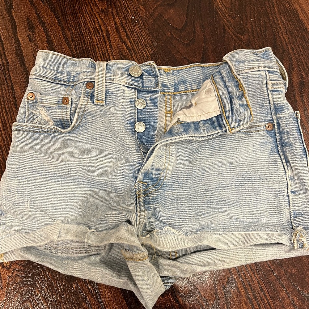 Light wash Levi’s shorts great quality